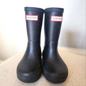 Kids Hunter rain boots in black. Size 8/9